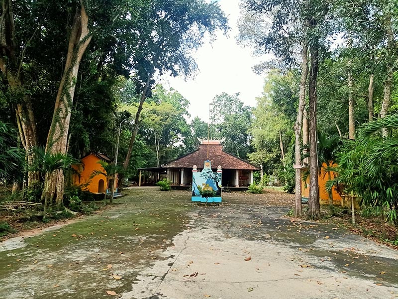 Khuôn viên của đình Cẩm An