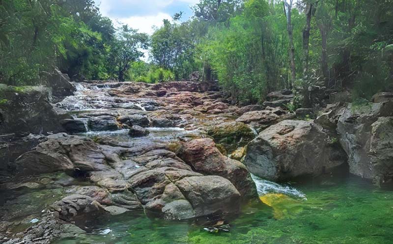 Bãi đá rộng bên suối thích hợp để cắm trại, ngắm cảnh thiên nhiên tươi đẹp