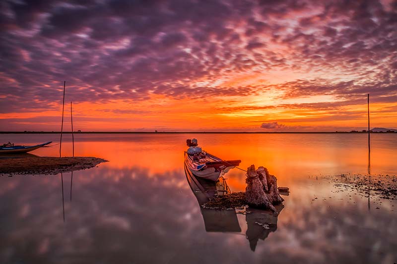Khung cảnh hoàng hôn đỏ rực trên hồ Dầu Tiếng