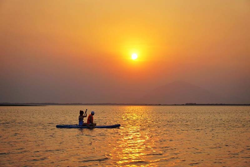 Chèo sup trên hồ và ngắm khung cảnh hoàng hôn tuyệt đẹp