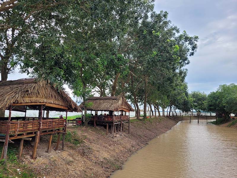Các chòi ven hồ cho là nơi để du khách nghỉ chân 