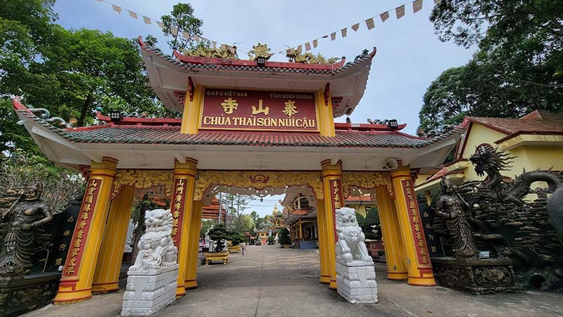 Cổng tam quan chùa Thái Sơn - núi Cậu sơn vàng nổi bật