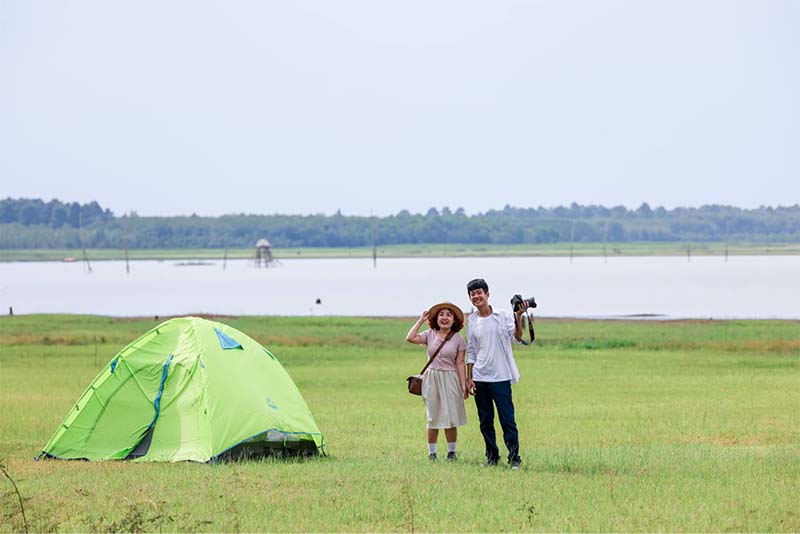 Du khách cắm trại và check-in trên đảo Nhím