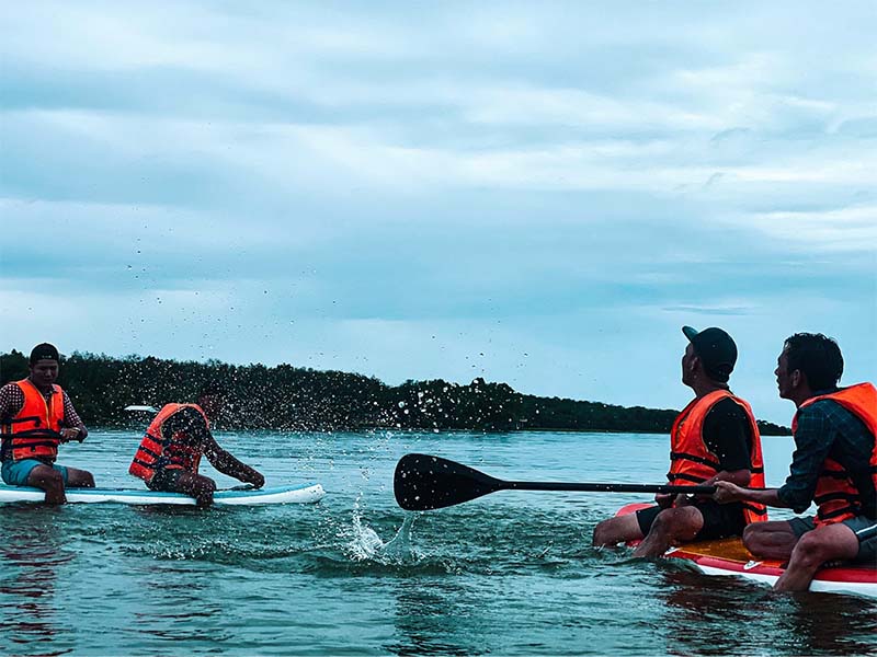 Du khách tham gia chèo sup trong khuôn viên Nông trại Phú Gia