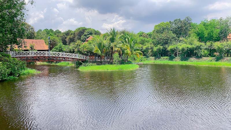 Khuôn viên khu du lịch sinh thái Đọt Champa - một trong những địa điểm nên dừng chân tại hồ Dầu Tiếng 