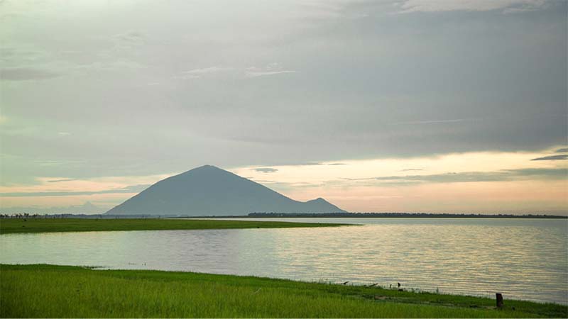 Ngắm trọn núi Bà Đen từ hồ Dầu Tiếng