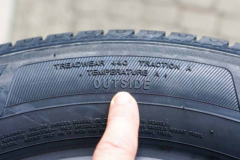 Kiểm tra độ bám đường của lốp trước khi khởi hành