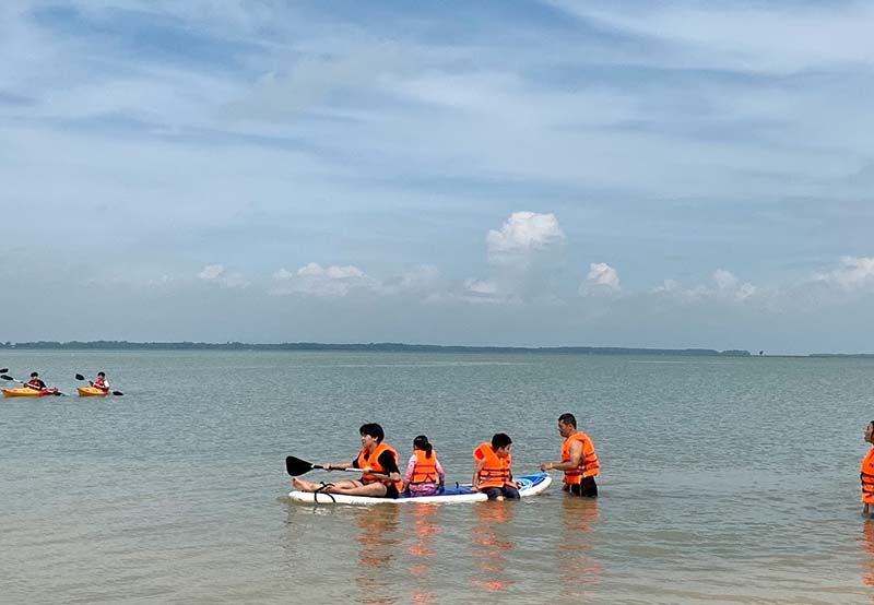Trải nghiệm chèo sup trên hồ Dầu Tiếng