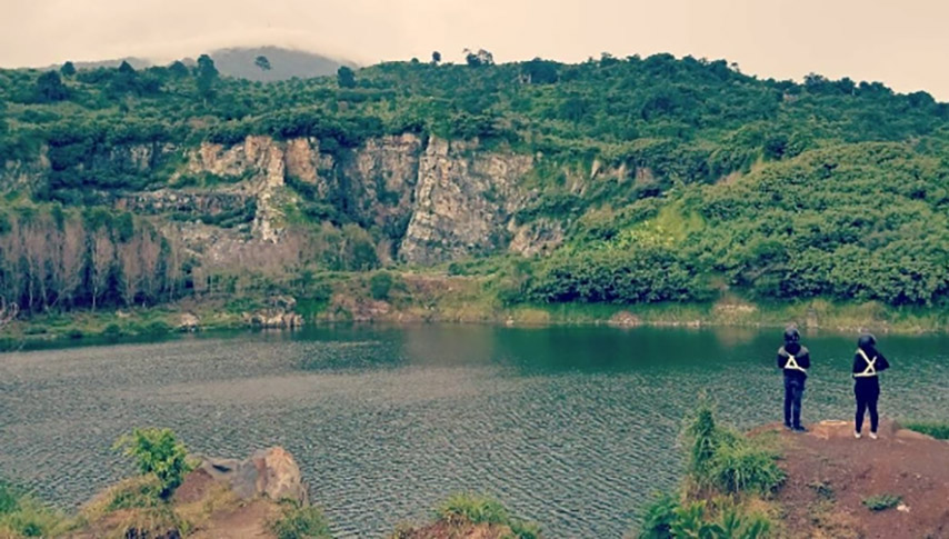 Cảnh quan thiên nhiên hùng vĩ bên bờ hồ Núi Đá