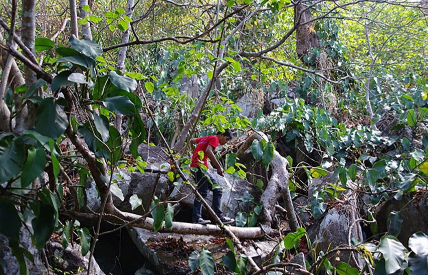 Hồ Núi Đá có những tảng đá to - thử thách mà dân trekking phải vượt qua