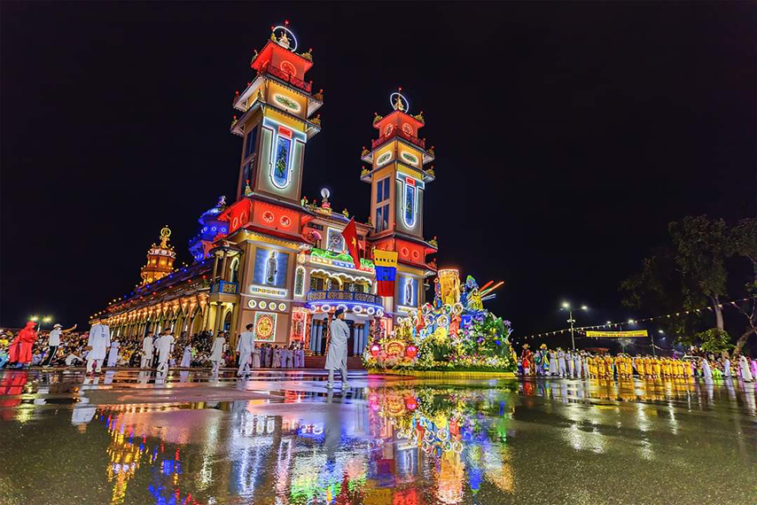Đoàn diễu hành cộ bông rực rỡ trong ngày hội