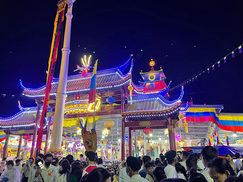 Tòa Thánh Tây Ninh lên đèn mừng Hội Yến 