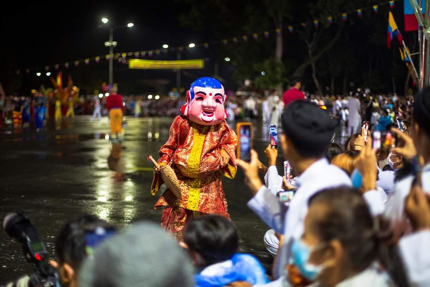 Đoàn diễu hành giao lưu cùng khách tham quan