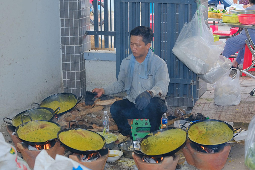 Du khách có thể thưởng thức bánh xèo chay Nam Bộ tại trại đường 