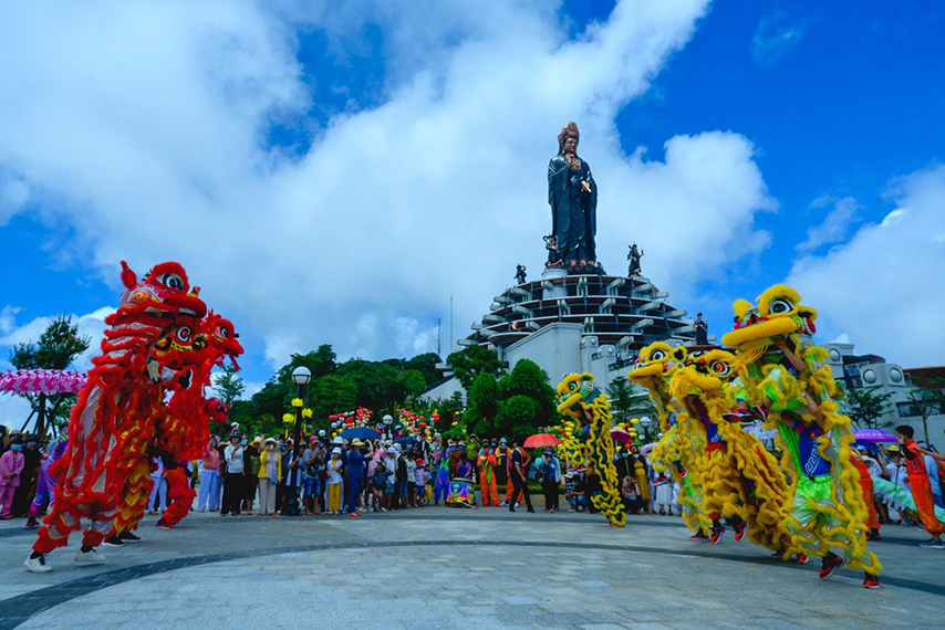 Khung cảnh lễ hội Trăng rằm 2023 tại Sun World Ba Den Mountain  