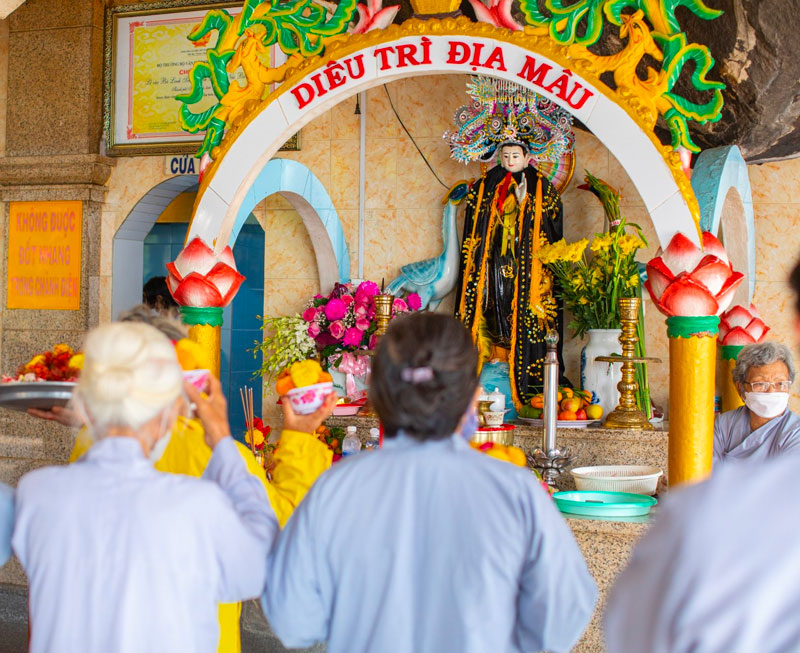Gian thờ Diêu Trì Địa Mẫu tại điện Bà Linh Sơn Thánh Mẫu