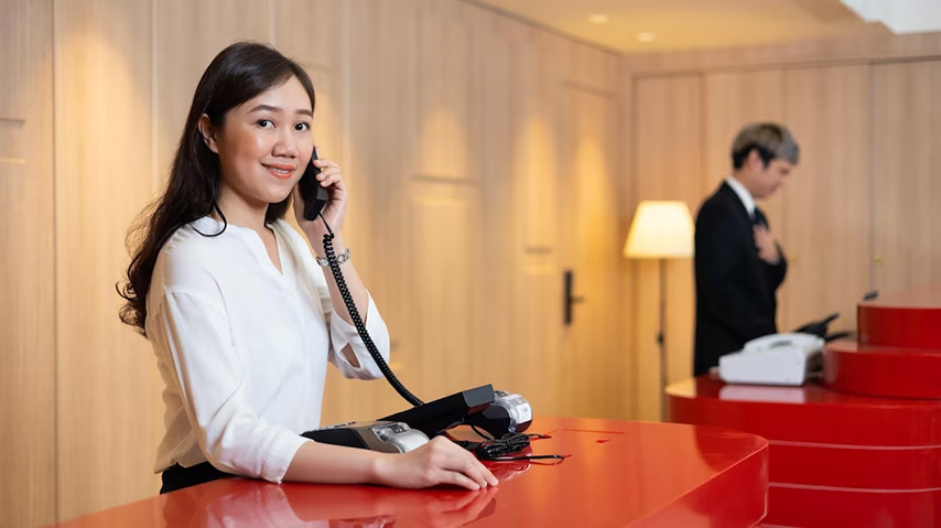 Để đặt phòng, bạn gọi điện đến quầy lễ tân khách sạn 