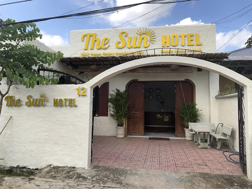 Cổng vào khách sạn The Sun nhìn từ bên ngoài 