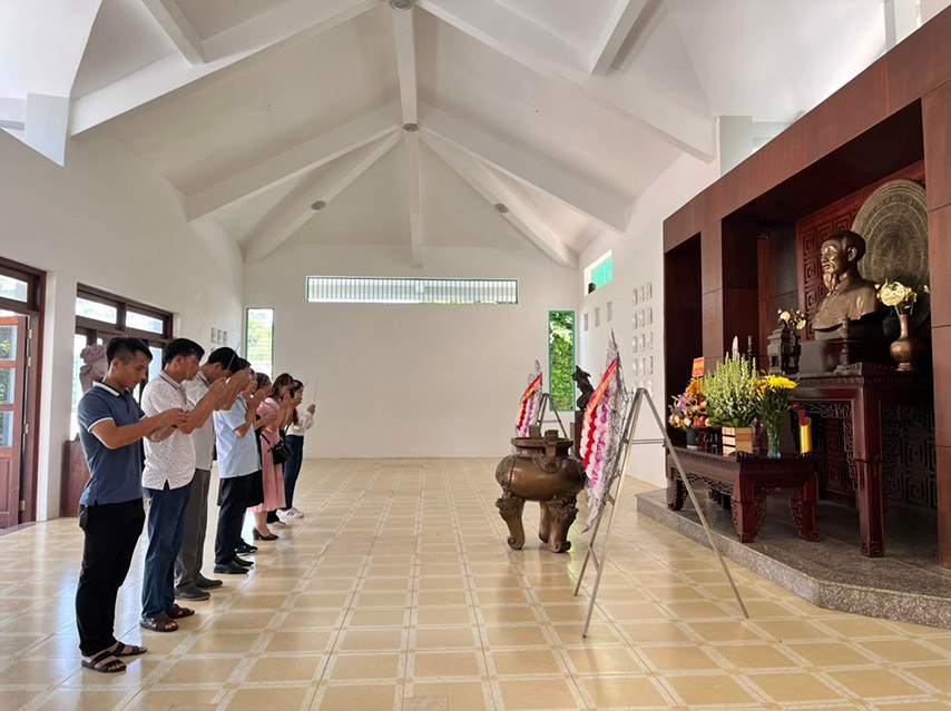 Du khách tỏ lòng thành kính tại nhà tưởng niệm