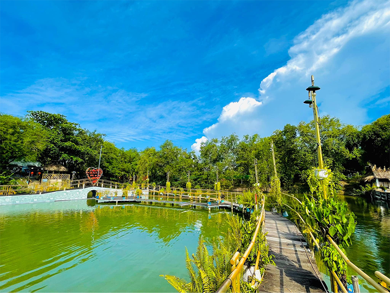 Hàng cây rợp bóng mát dọc lối đi trong khu du lịch