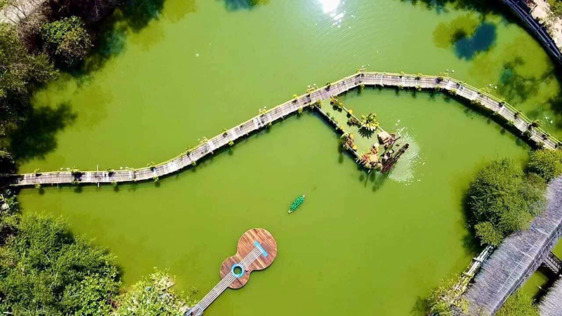 Khu du lịch bao quanh bởi hồ nước xanh như màu ngọc bích, yên bình khi nhìn từ trên cao 
