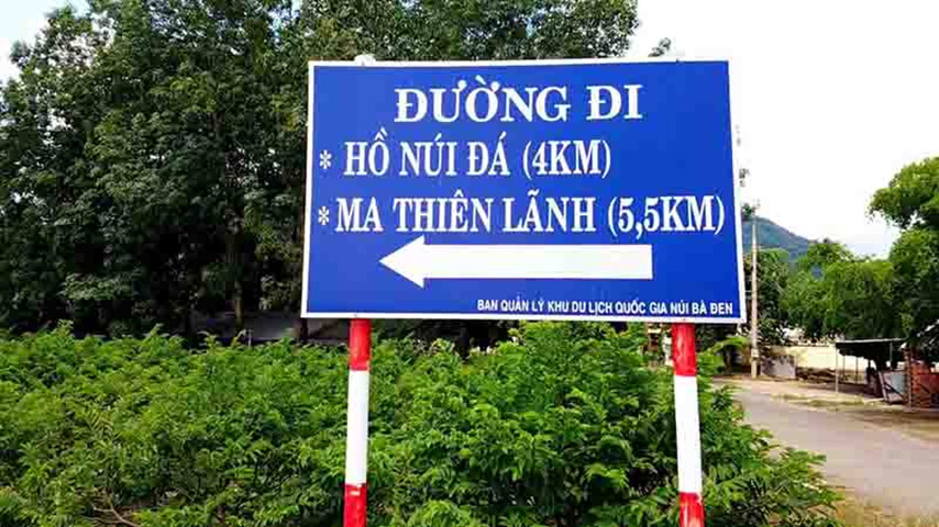 Bảng chỉ dẫn từ núi Bà Đen đến thung lũng 