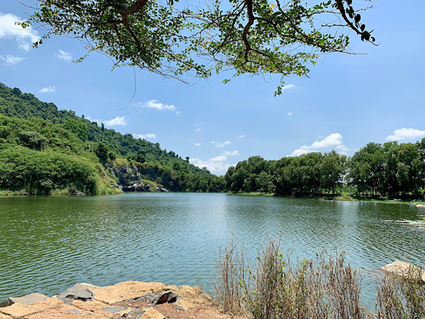 Khung cảnh hồ Núi Đá 