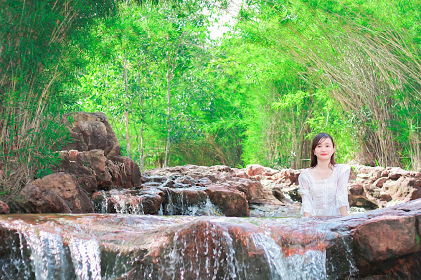 Suối Trúc nhìn từ xa