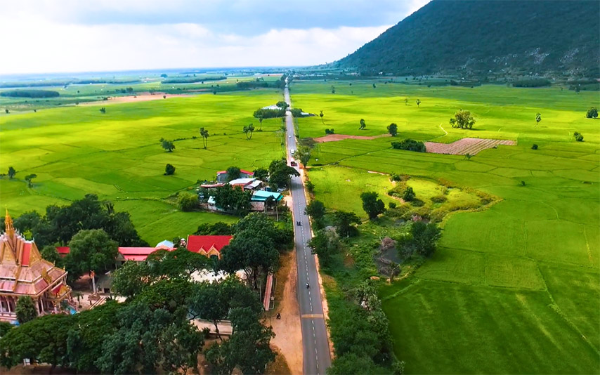 Đồng ruộng bát ngát trên đường đến khu du lịch