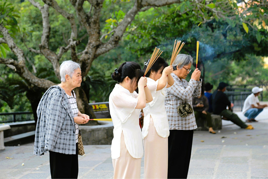 Khách hành hương cung kính bái lạy với chư vị thánh thần