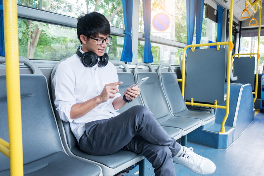 Di chuyển bằng bus để đến núi Bà Đen 