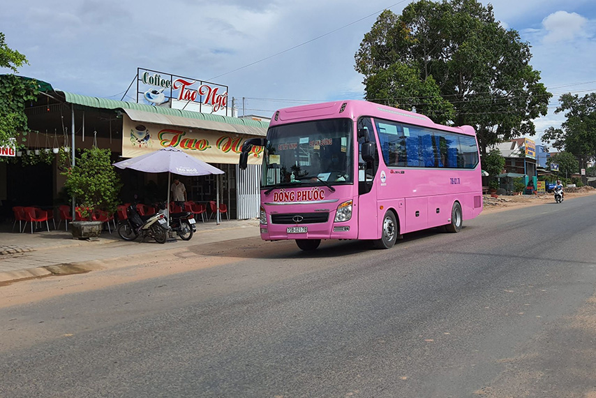 Di chuyển bằng xe khách đến núi Bà Đen
