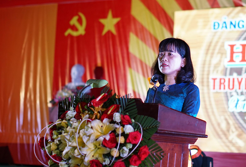 Người lãnh đạo thực hiện nghi thức tuyên đọc trước đồng bào