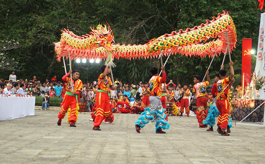 Phần trình diễn múa rồng tại lễ hội truyền thống động Kim Quang 