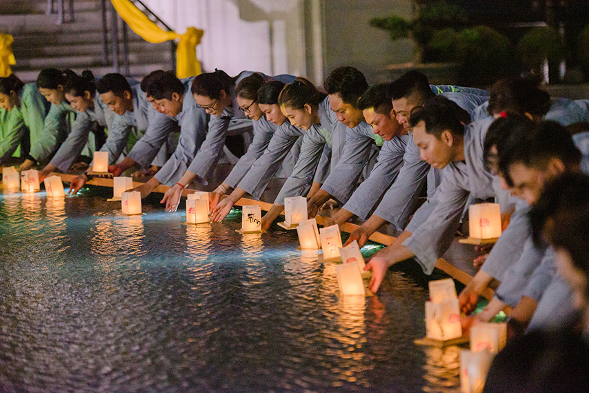Khung cảnh thả hoa đăng ngày Đại lễ