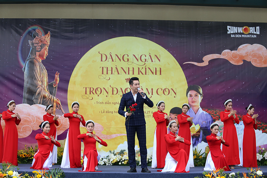 Nghệ sĩ Phi Hùng biểu diễn trong lễ hội Vu Lan 2023