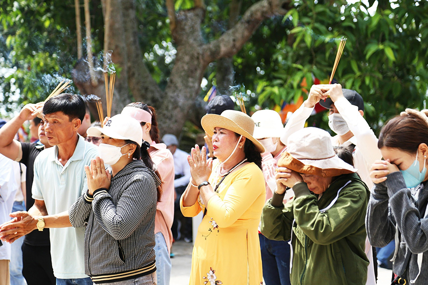 Phật tử trong bộ áo dài truyền thống tụ hội tại núi Bà Đen