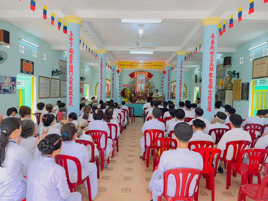 Tín đồ lắng nghe nghe thuyết giảng về tiểu sử của Đức Khổng Thánh