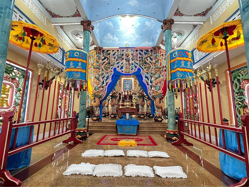Thánh thất được bày trí trang nghiêm