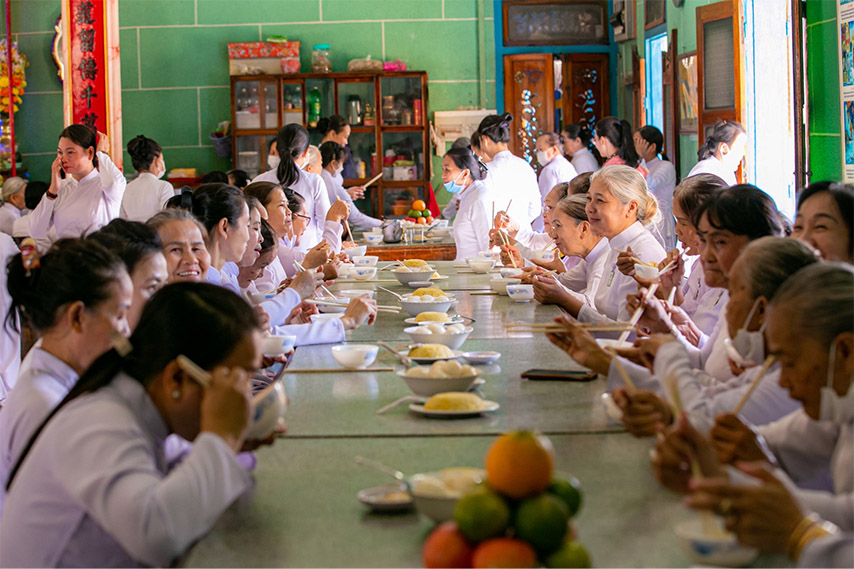 Bữa ăn thân mật giữa các tín hữu đạo Cao Đài