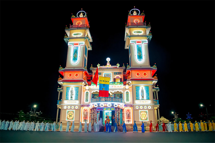 Đền Thánh lung linh trong đêm cúng Đại Đàn 
