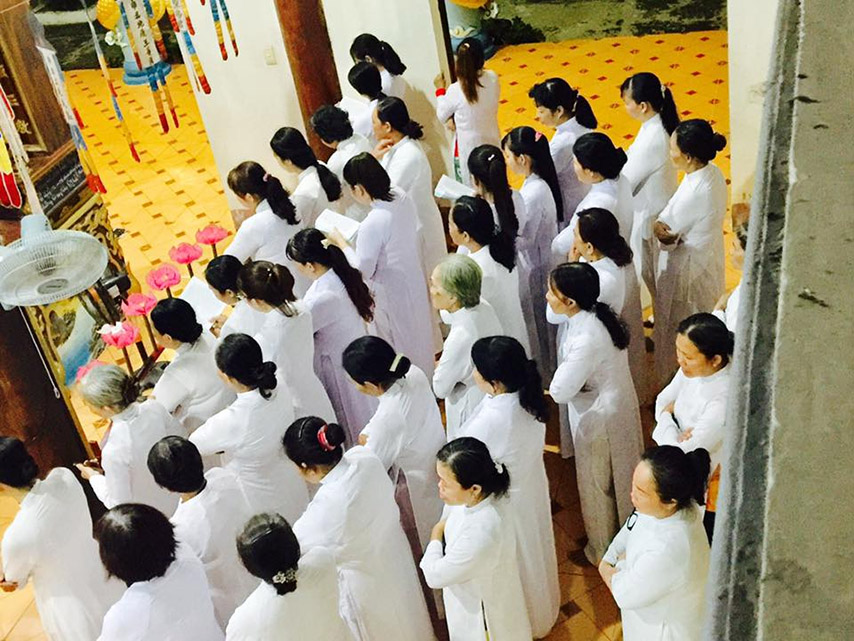 Các tín nữ thành tâm khấn nguyện