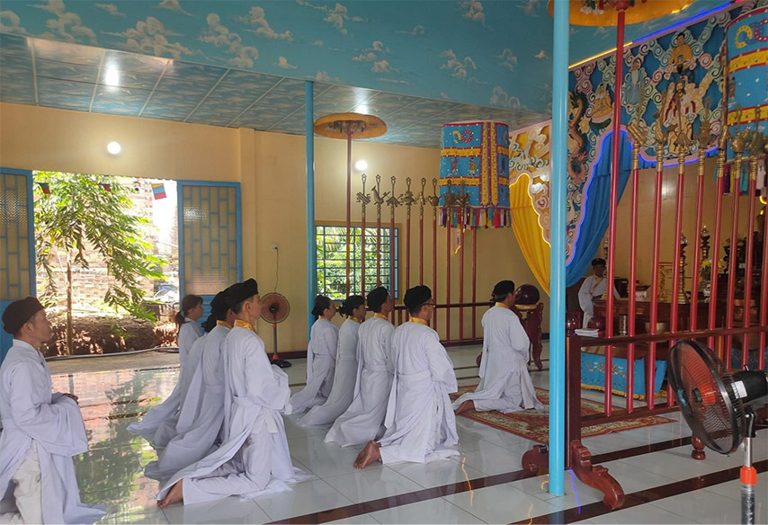 Đồng đạo quỳ lễ với Đức Quan Thánh Đế Quân 