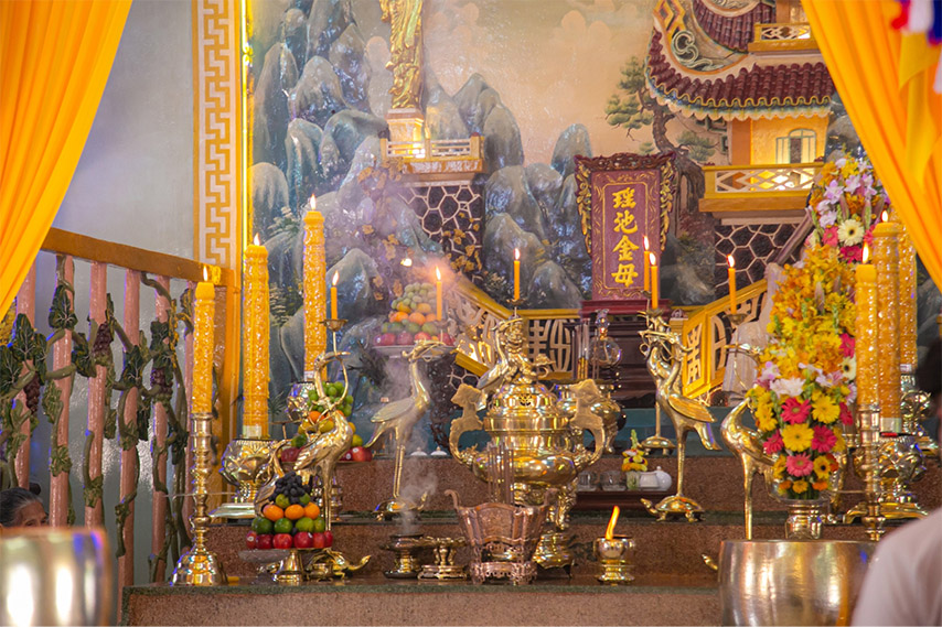 Bàn thờ bài vị nghi ngút hương khói 