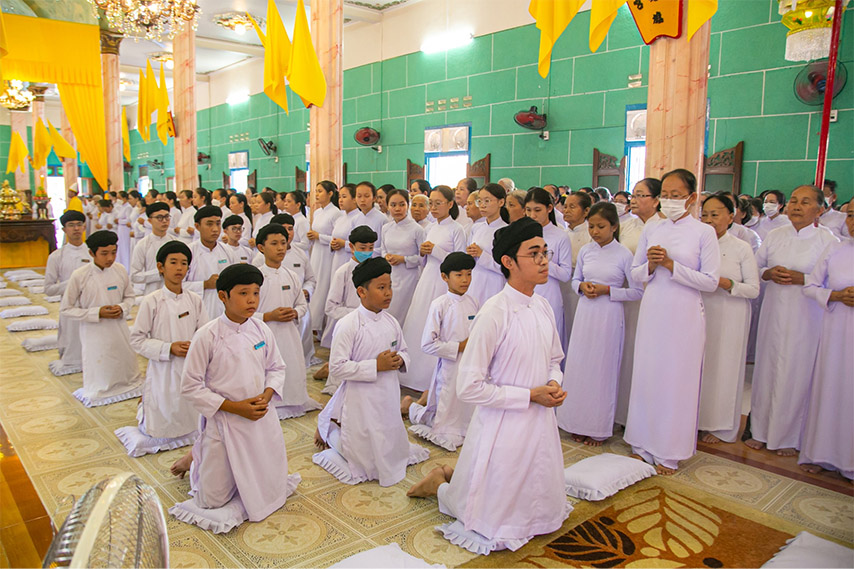 Nghi lễ cúng bái được thực hiện trang trọng 