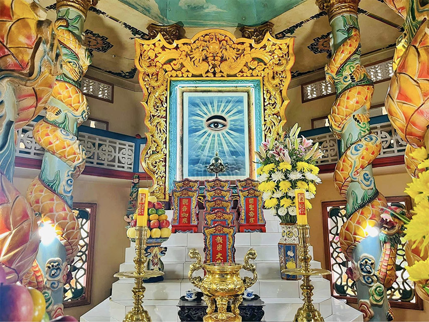 Bàn thờ cúng được bày trí đẹp mắt