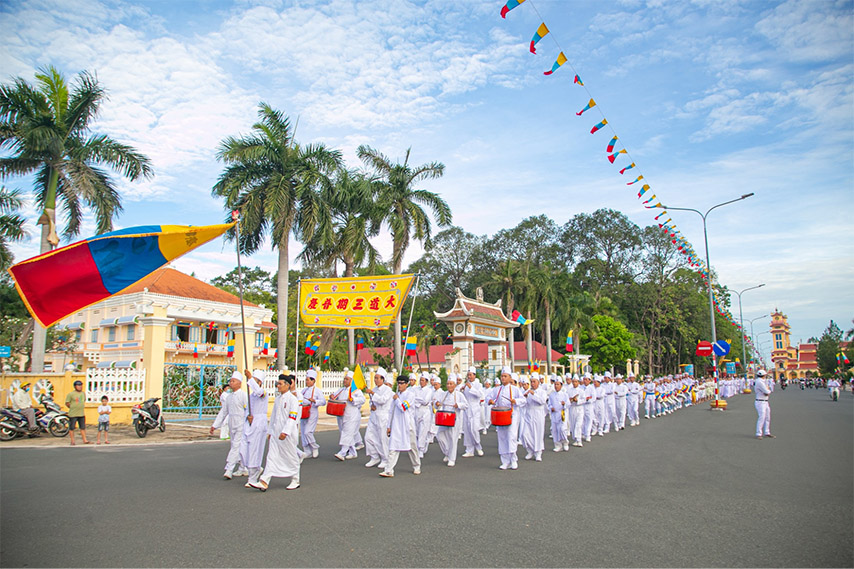 Đoàn người trong buổi cung nghinh Bửu ảnh