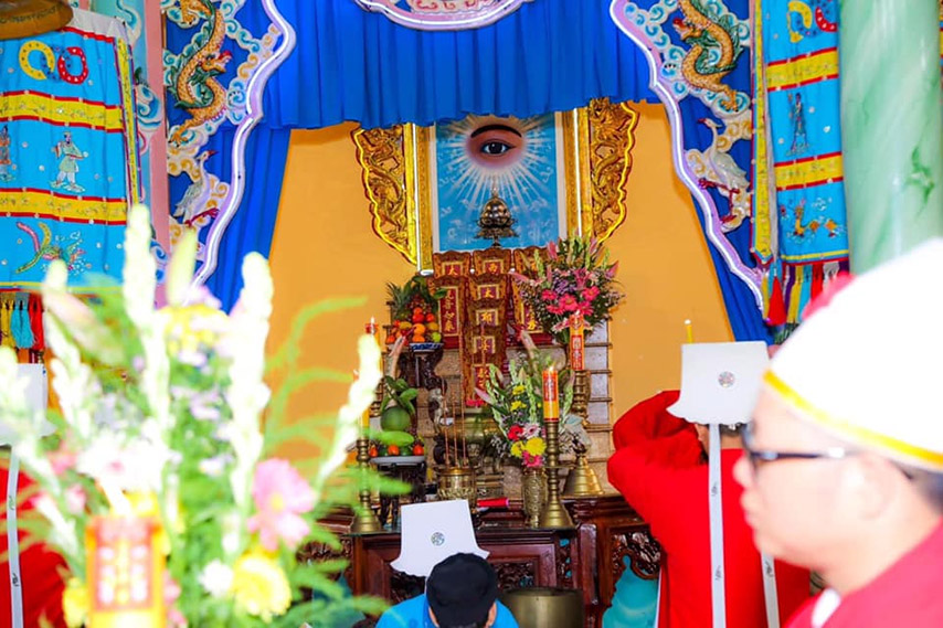 Bàn thờ thánh thất được trang hoàng theo đúng lễ nghi