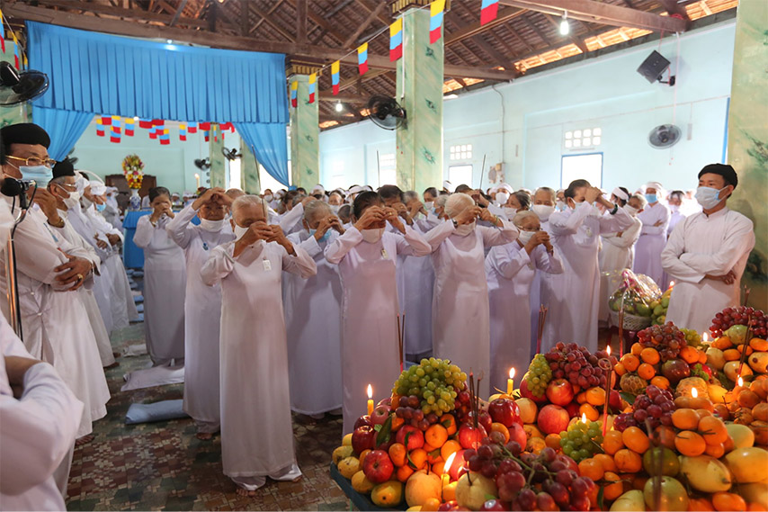 Các vị đồng đạo tiến hành dâng hương trong ngày lễ 