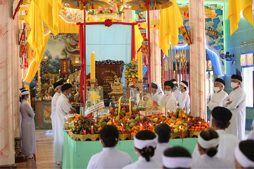 Khung cảnh lễ cầu siêu hội cho các đẳng linh hồn